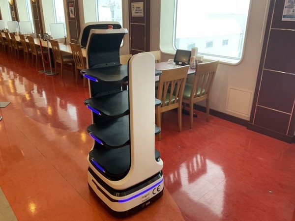 海の上ではたらくロボット　新日本海フェリーの船内レストランで勤務中！