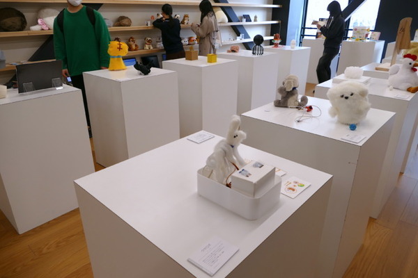 「ココロを動かす表現」としてのロボティクス　ユカイ工学＋武蔵野美大「Creative Robotics展」