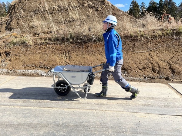 セメント袋の運搬作業で電動一輪車の導入効果を検証　一般の一輪車と作業時間を比較　日本道路とCuboRexが提案する建設現場の未来