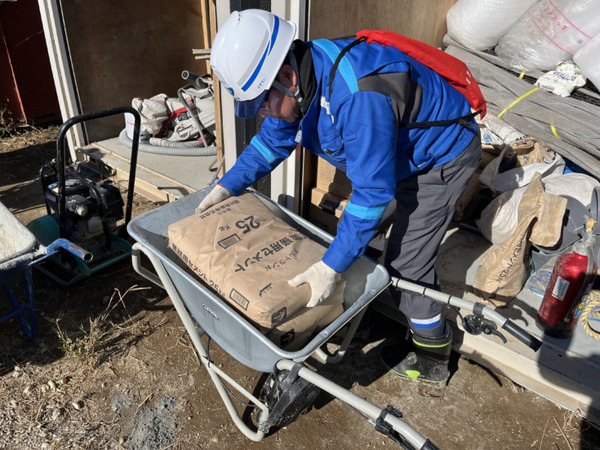 セメント袋の運搬作業で電動一輪車の導入効果を検証　一般の一輪車と作業時間を比較　日本道路とCuboRexが提案する建設現場の未来