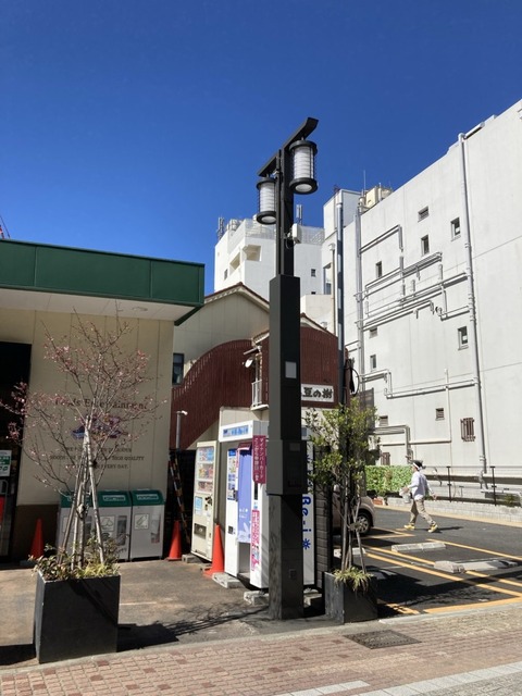 NECと日本街路灯製造が小田原市にスマートポールを提供　人流分析を行い最新の観光情報や属性に応じた広告を発信