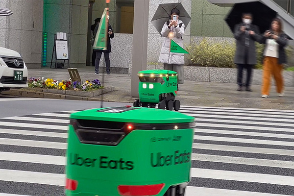【速報】Uber Eatsが自動運転デリバリーロボットを導入！東京都内で料理の配達を6日から開始、実演走行を公開