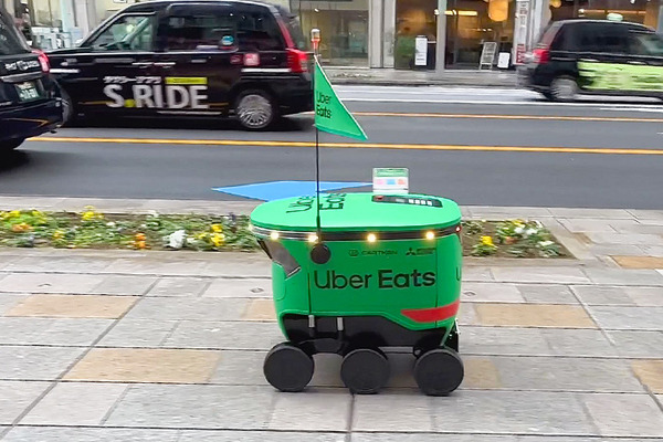 【速報】Uber Eatsが自動運転デリバリーロボットを導入！東京都内で料理の配達を6日から開始、実演走行を公開