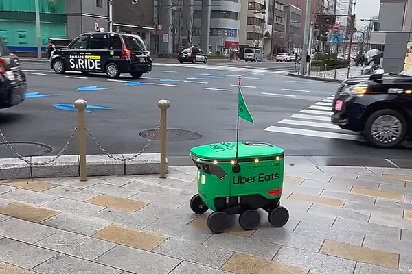 【速報】Uber Eatsが自動運転デリバリーロボットを導入！東京都内で料理の配達を6日から開始、実演走行を公開