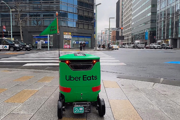 【速報】Uber Eatsが自動運転デリバリーロボットを導入！東京都内で料理の配達を6日から開始、実演走行を公開