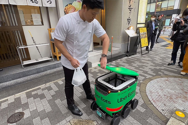 【速報】Uber Eatsが自動運転デリバリーロボットを導入！東京都内で料理の配達を6日から開始、実演走行を公開