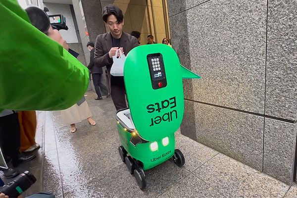 【速報】Uber Eatsが自動運転デリバリーロボットを導入！東京都内で料理の配達を6日から開始、実演走行を公開