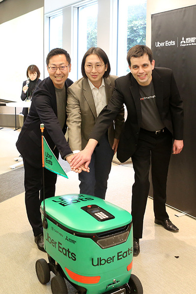 【速報】Uber Eatsが自動運転デリバリーロボットを導入！東京都内で料理の配達を6日から開始、実演走行を公開