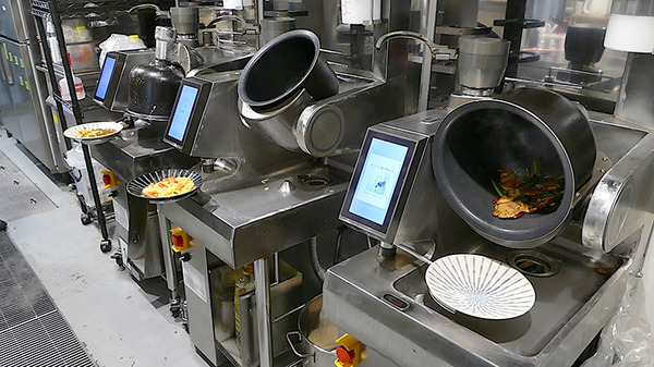 香港 ヘスティアロボティクスの自動調理ロボット、「SMART中華 赤坂前」の厨房で活躍中