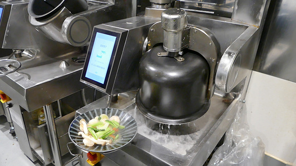 香港 ヘスティアロボティクスの自動調理ロボット、「SMART中華 赤坂前」の厨房で活躍中