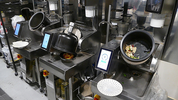 香港 ヘスティアロボティクスの自動調理ロボット、「SMART中華 赤坂前」の厨房で活躍中