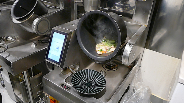 香港 ヘスティアロボティクスの自動調理ロボット、「SMART中華 赤坂前」の厨房で活躍中