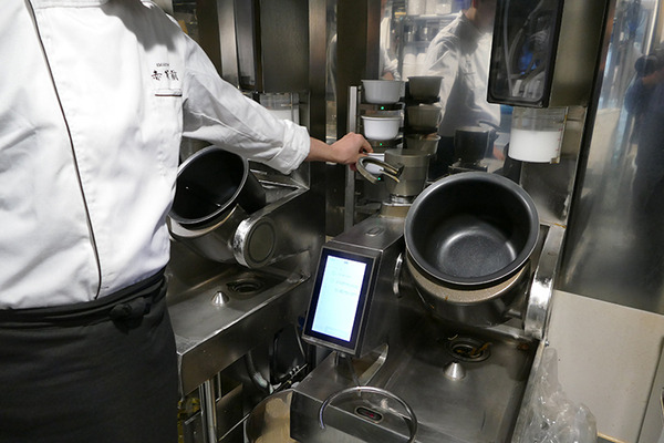 香港 ヘスティアロボティクスの自動調理ロボット、「SMART中華 赤坂前」の厨房で活躍中