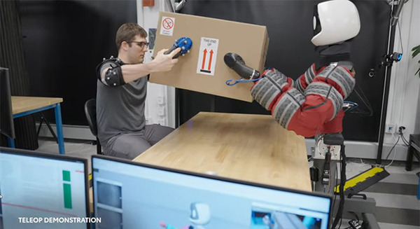 トヨタが手と胸を器用に使うソフトロボット「Punyo」(ぷにょ)の動画を公開　人の行動を助ける柔らかい操作研究用ロボット