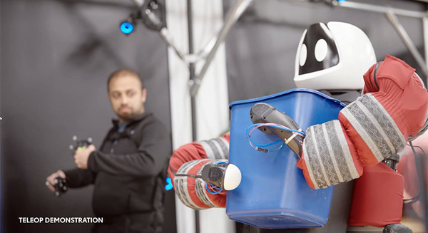 トヨタが手と胸を器用に使うソフトロボット「Punyo」(ぷにょ)の動画を公開　人の行動を助ける柔らかい操作研究用ロボット
