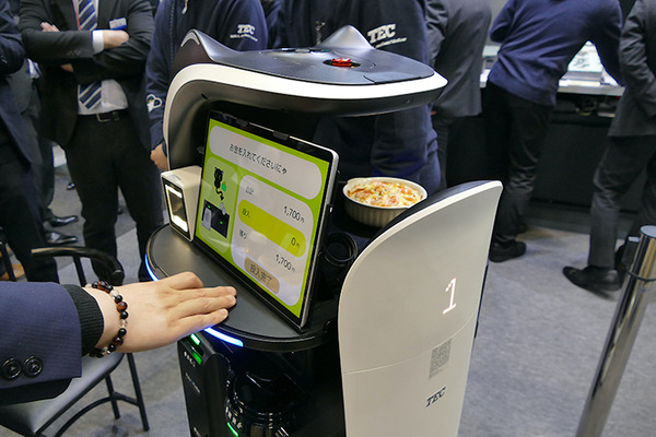 現金決済端末搭載の猫ロボや店内搬送ロボ、防水対応の移乗介護ロボやChatGPT搭載Pepper　最新小売＆介護ロボ事情