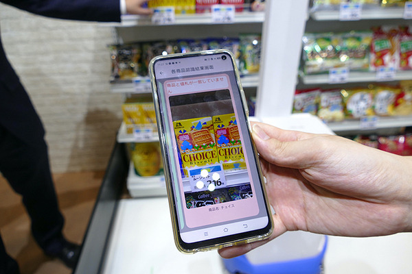 現金決済端末搭載の猫ロボや店内搬送ロボ、防水対応の移乗介護ロボやChatGPT搭載Pepper　最新小売＆介護ロボ事情