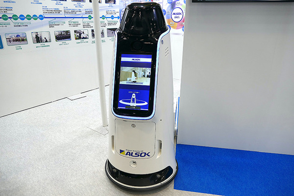 現金決済端末搭載の猫ロボや店内搬送ロボ、防水対応の移乗介護ロボやChatGPT搭載Pepper　最新小売＆介護ロボ事情