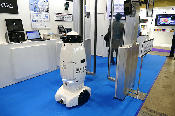 現金決済端末搭載の猫ロボや店内搬送ロボ、防水対応の移乗介護ロボやChatGPT搭載Pepper　最新小売＆介護ロボ事情