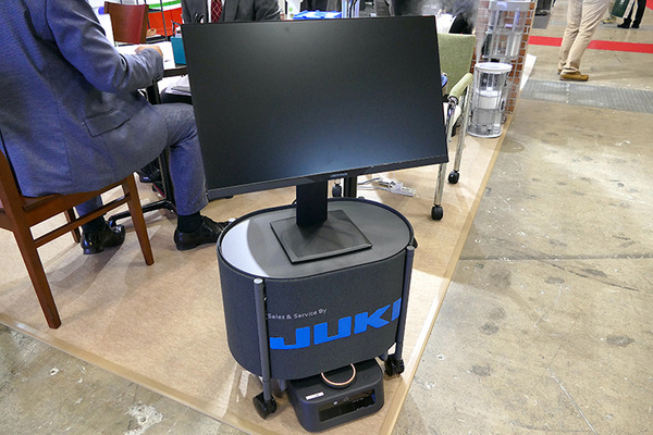 現金決済端末搭載の猫ロボや店内搬送ロボ、防水対応の移乗介護ロボやChatGPT搭載Pepper　最新小売＆介護ロボ事情