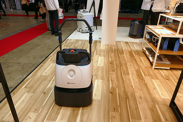 現金決済端末搭載の猫ロボや店内搬送ロボ、防水対応の移乗介護ロボやChatGPT搭載Pepper　最新小売＆介護ロボ事情