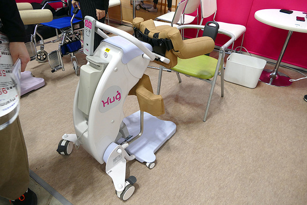 現金決済端末搭載の猫ロボや店内搬送ロボ、防水対応の移乗介護ロボやChatGPT搭載Pepper　最新小売＆介護ロボ事情