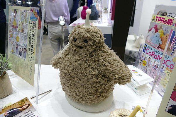 現金決済端末搭載の猫ロボや店内搬送ロボ、防水対応の移乗介護ロボやChatGPT搭載Pepper　最新小売＆介護ロボ事情