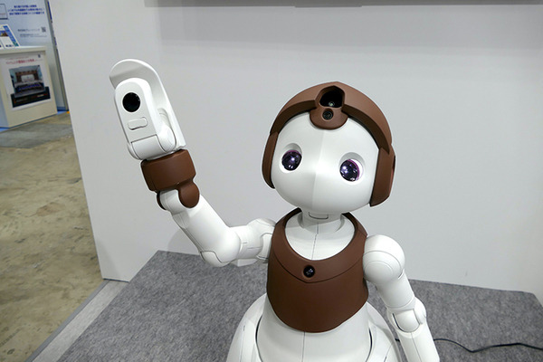 現金決済端末搭載の猫ロボや店内搬送ロボ、防水対応の移乗介護ロボやChatGPT搭載Pepper　最新小売＆介護ロボ事情