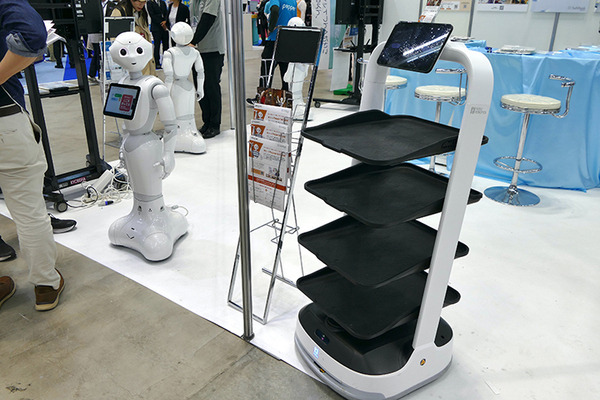 現金決済端末搭載の猫ロボや店内搬送ロボ、防水対応の移乗介護ロボやChatGPT搭載Pepper　最新小売＆介護ロボ事情