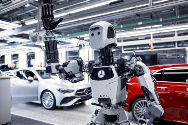 メルセデスベンツが工場内でヒューマノイドロボット「Apollo」を試験導入　ヒト型ロボットのメリットとは