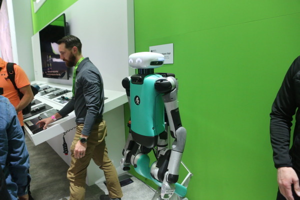 「GTC 2024」展示ホールはヒューマノイドなど次世代の情報を求めて超満員　現地の様子を写真と動画で体験