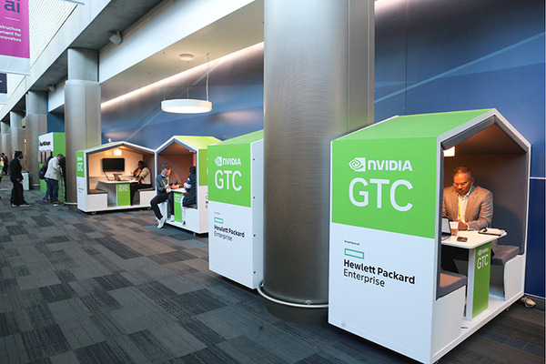 「GTC 2024」展示ホールはヒューマノイドなど次世代の情報を求めて超満員　現地の様子を写真と動画で体験