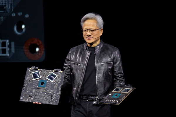 NVIDIA 大規模言語モデルと生成AIにも特化した「Blackwell プラットフォーム」とは　性能向上は最大30倍、コスト/エネルギー消費は最大1/25に