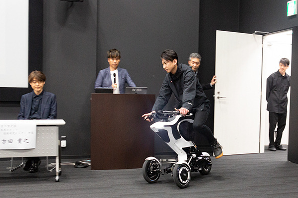 運転席と駆動ベースユニットが分離・合体！次世代3輪モビリティ「Raptor」発表　千葉工大fuRoとRDSの技術を融合