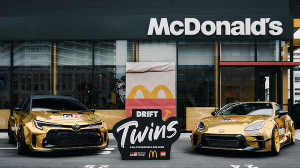 【動画】トヨタGRとマクドナルドがドリフトとドローンで鮮烈コラボ　ロバンペラとケングシ両選手が1000台のドローンと共演