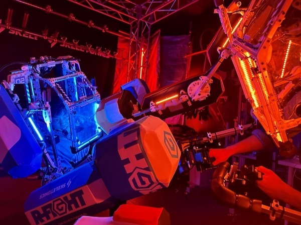 ロボットを装着して戦う新感覚スポーツ「RFIGHT ロボットファイト」対戦型アトラクションがオープン