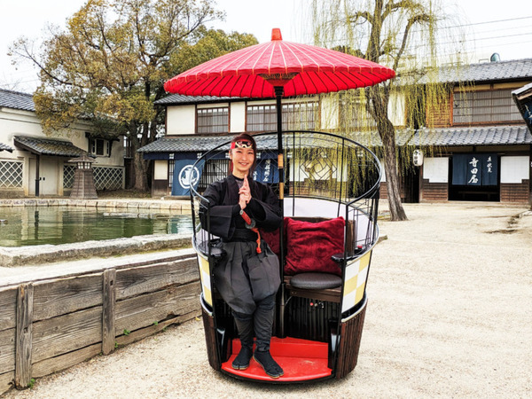 トヨタが開発した小型モビリティ「＆brella」の体験乗車を東映太秦映画村で4日間の期間限定アトラクションとして実施