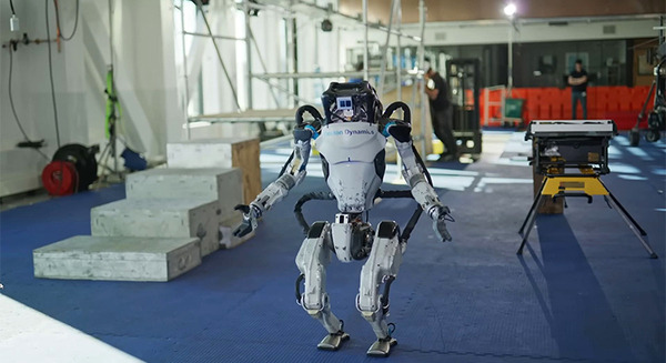 最高峰のヒューマノイド「HDアトラス」に別れを告げる動画を公開　ボストン・ダイナミクス