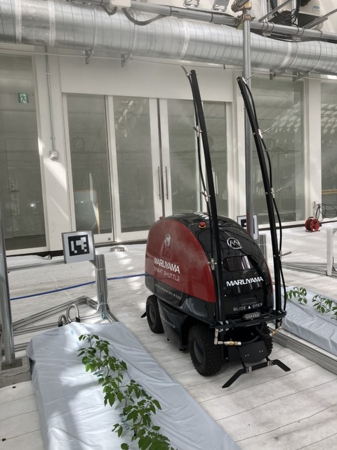 自動走行型スマート農薬噴霧ロボットのコンセプトモデル「スマートシャトル」をクボタの施設で展示　丸山製作所