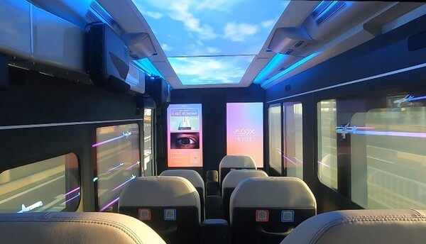 コンテンツ体験支援システム「MOOX-RIDE」搭載のデジタルコンテンツバス、初の一般利用者向け試験走行を実施　ABAL×トヨタ紡織