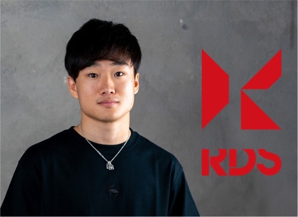 RDSがF1レーサー角田選手とのパートナーシップを発表　伝統と未来を融合した「ツナグルマ」の公開も発表、宮本卯之助商店との共同開発