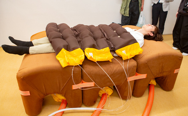 ブリヂストンのソフトロボティクス・人工筋肉を使った無目的室「Morph inn」を公開　やわらかいロボットに包まれる新体験