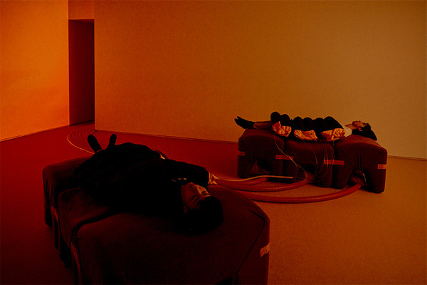 ブリヂストンのソフトロボティクス・人工筋肉を使った無目的室「Morph inn」を公開　やわらかいロボットに包まれる新体験