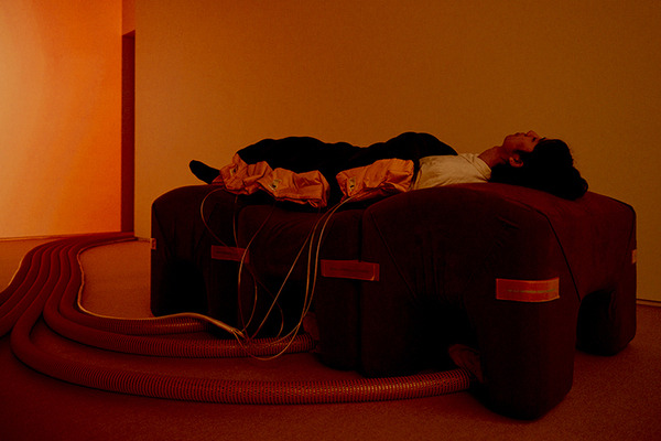 ブリヂストンのソフトロボティクス・人工筋肉を使った無目的室「Morph inn」を公開　やわらかいロボットに包まれる新体験