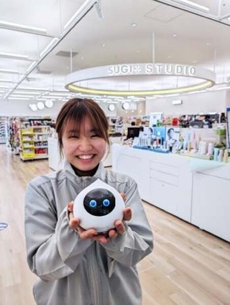 スギ薬局のDX体験型店舗「SUGI+ 羽田イノベーションシティ店」で会話AIロボット「Romi」の展示を開始