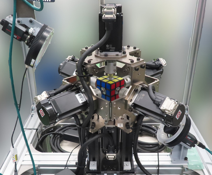 三菱電機がルービックキューブを最速で解くロボットのギネス世界記録を達成　世界最速「0.305秒」