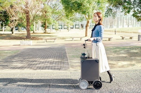 視覚障がい者向け自律型誘導ロボット「AIスーツケース」を大阪・関西万博で実証実験へ　万博特別モデルで運用　日本IBMなど