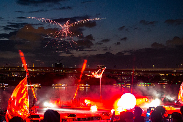 摩天楼をバックにお台場の夜空を1000機のドローンと花火が圧巻のスケールで彩る「STAR ISLAND 2024」体験レポート