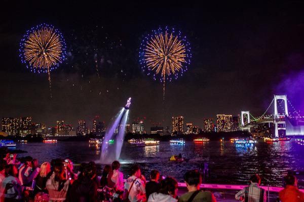 摩天楼をバックにお台場の夜空を1000機のドローンと花火が圧巻のスケールで彩る「STAR ISLAND 2024」体験レポート