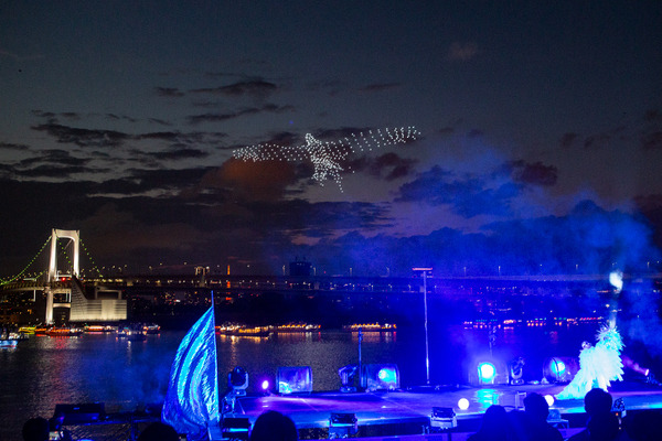 摩天楼をバックにお台場の夜空を1000機のドローンと花火が圧巻のスケールで彩る「STAR ISLAND 2024」体験レポート